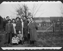 1945PapaSoldatFam2 Heimaturlaub - Foto im Garten